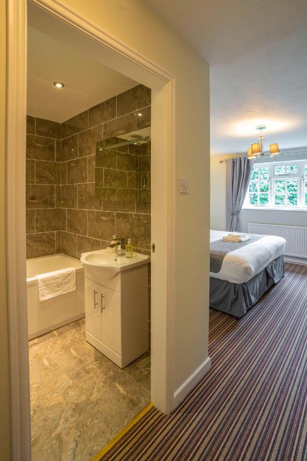 White Lion Hotel Крю Екстер'єр фото