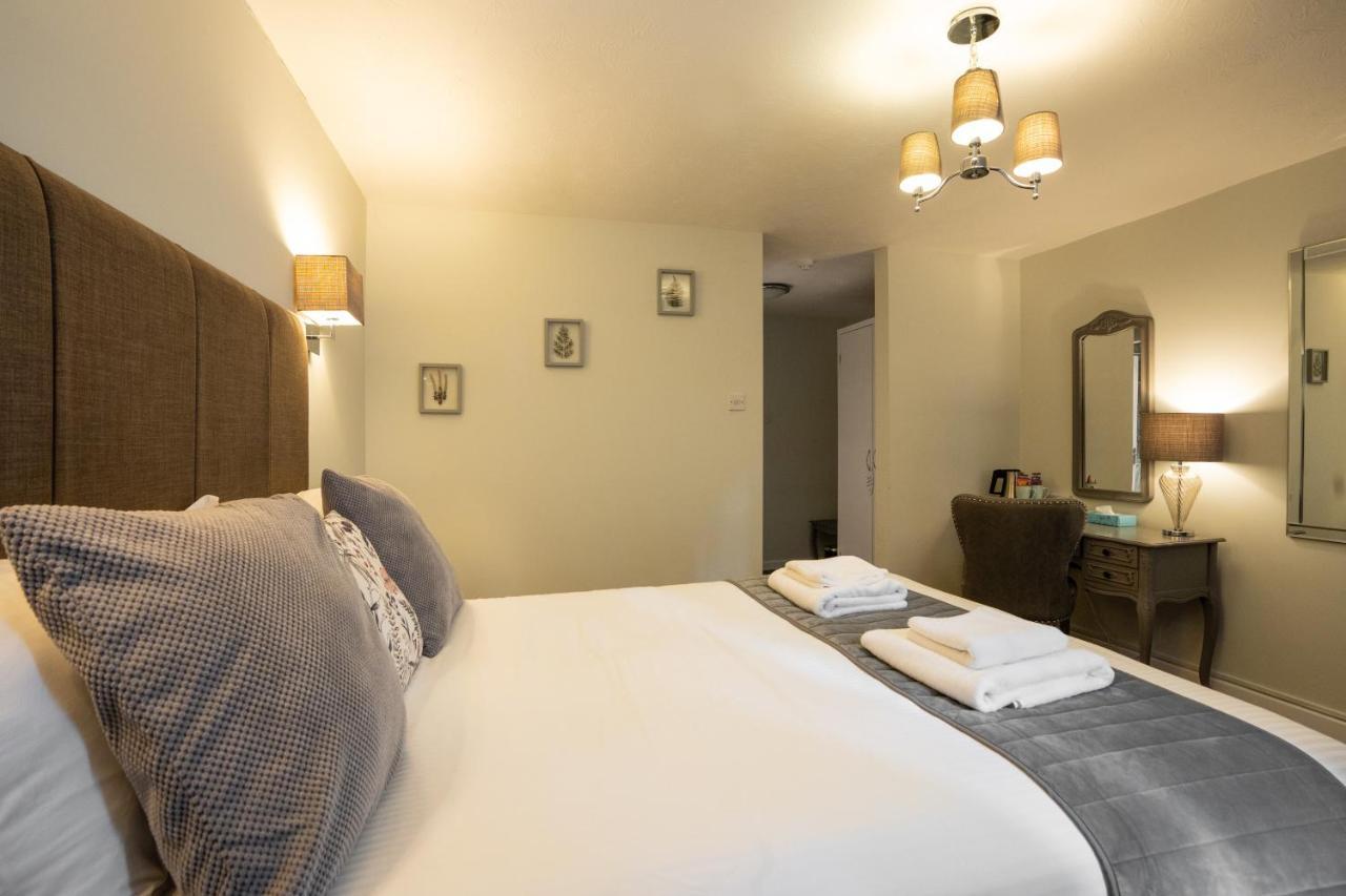 White Lion Hotel Крю Екстер'єр фото