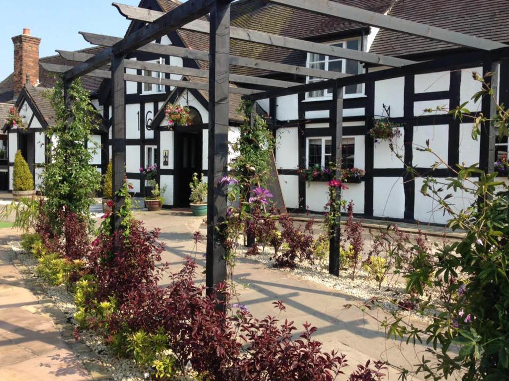 White Lion Hotel Крю Екстер'єр фото