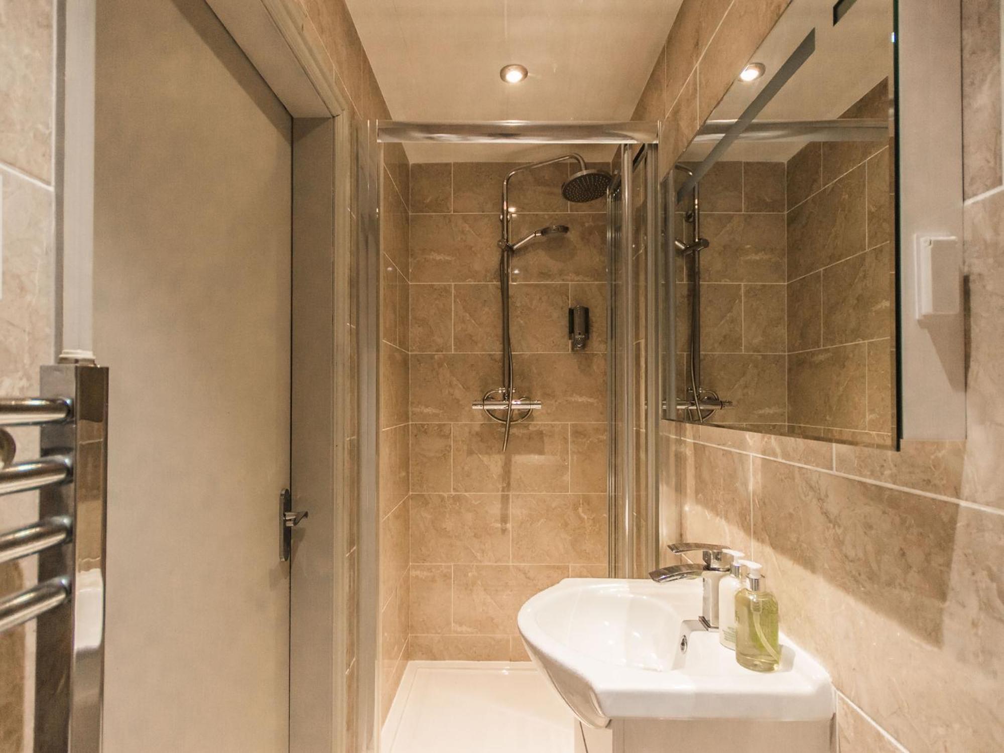 White Lion Hotel Крю Екстер'єр фото