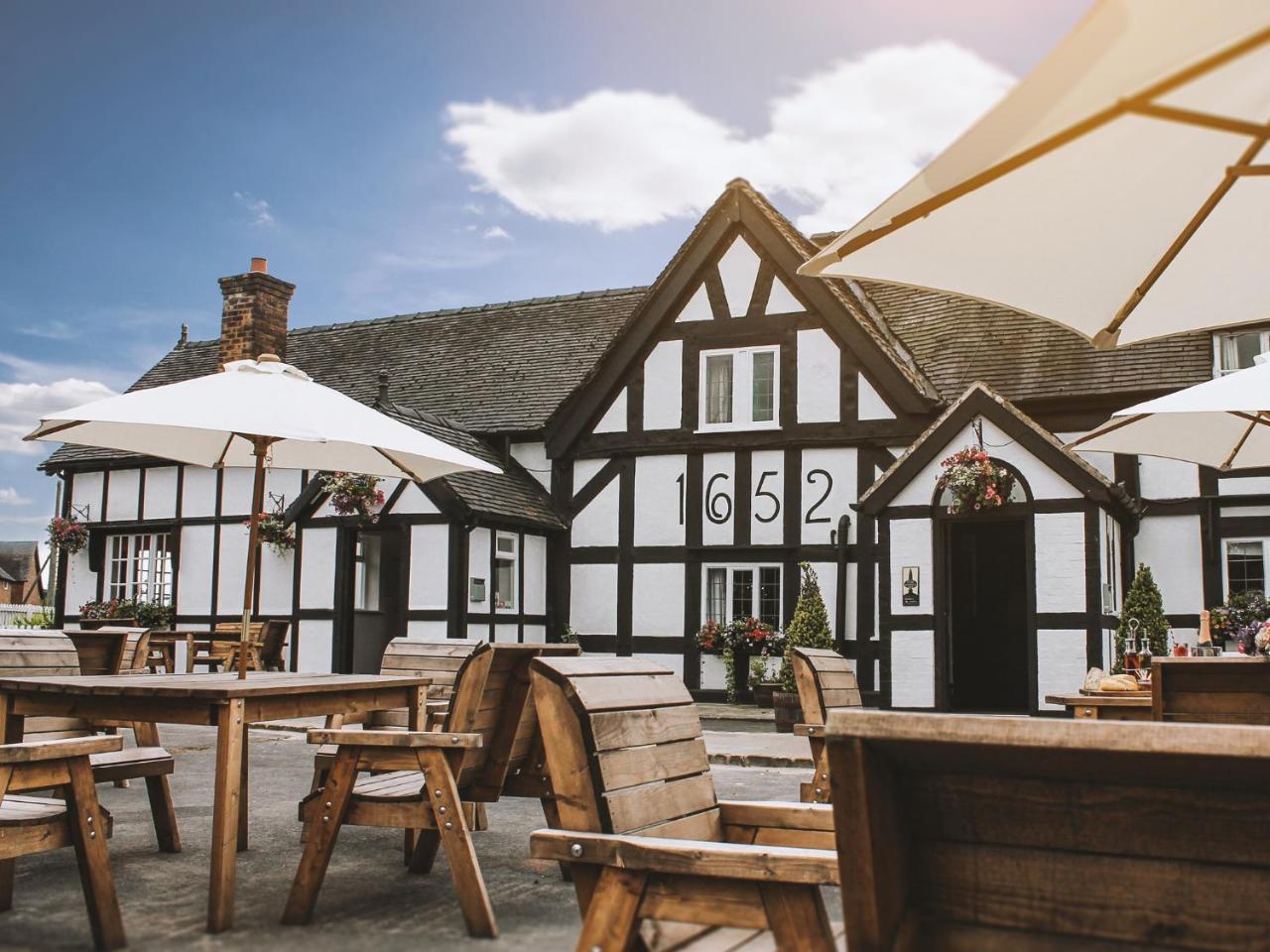 White Lion Hotel Крю Екстер'єр фото