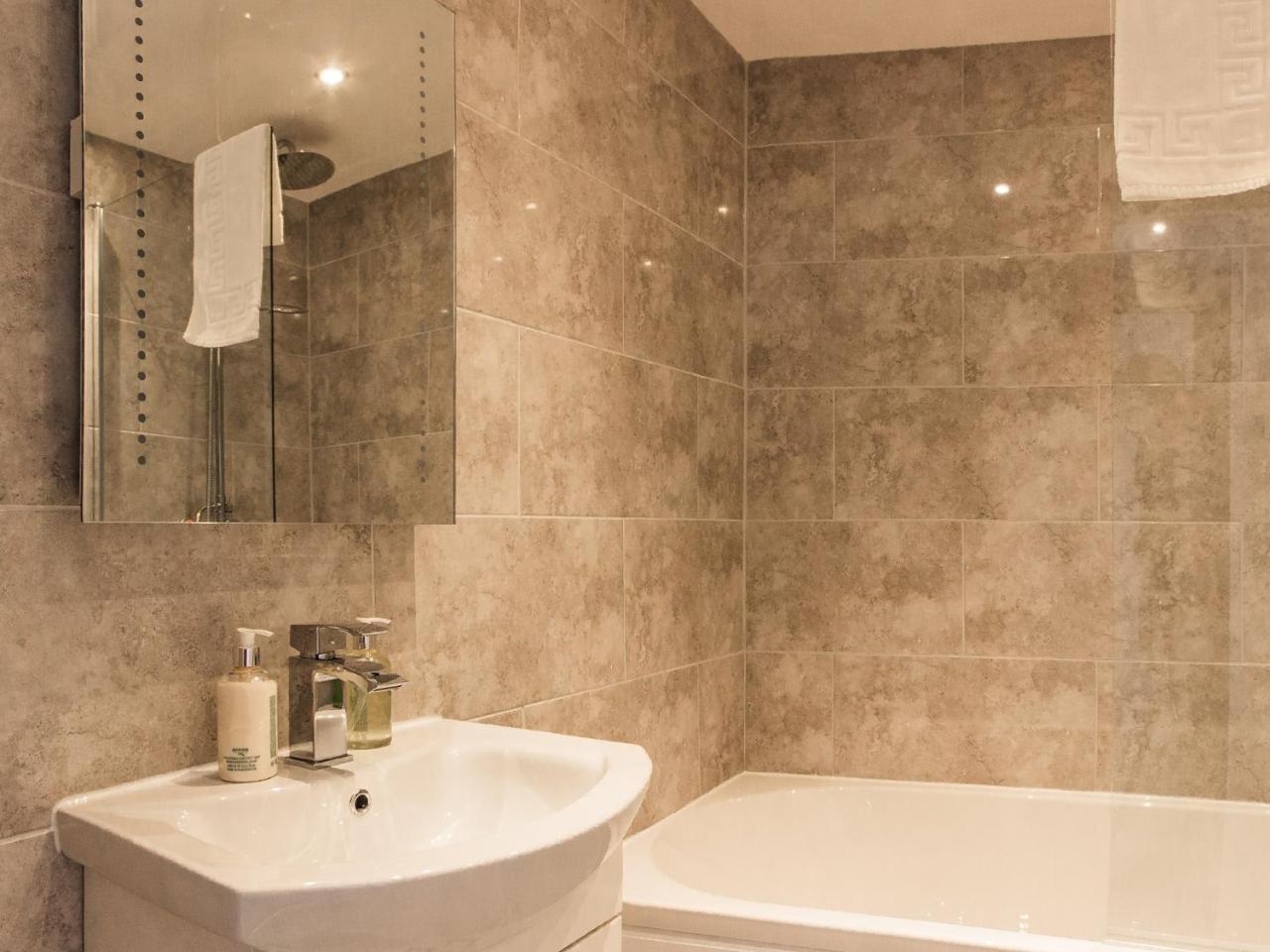 White Lion Hotel Крю Екстер'єр фото