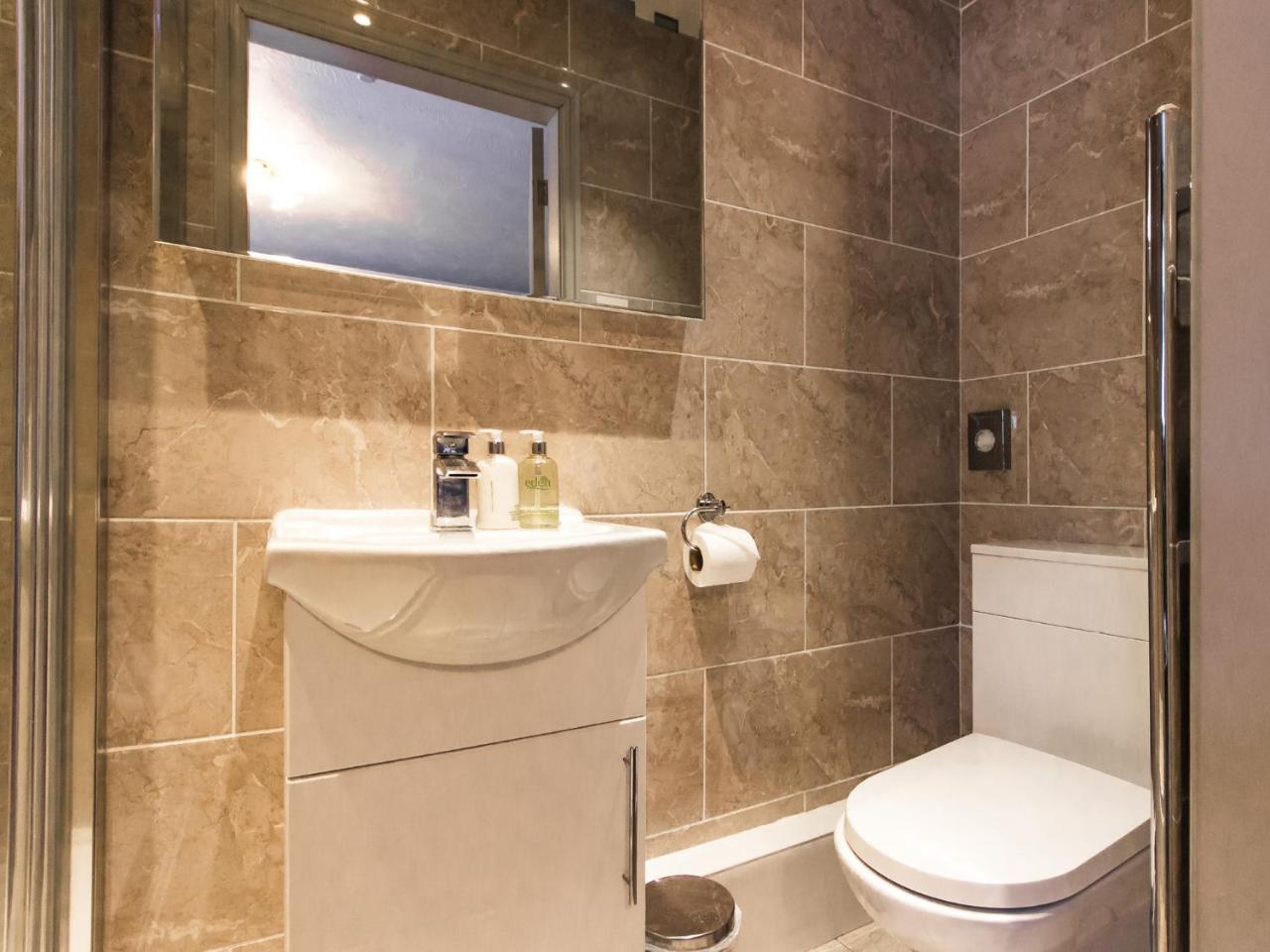 White Lion Hotel Крю Екстер'єр фото