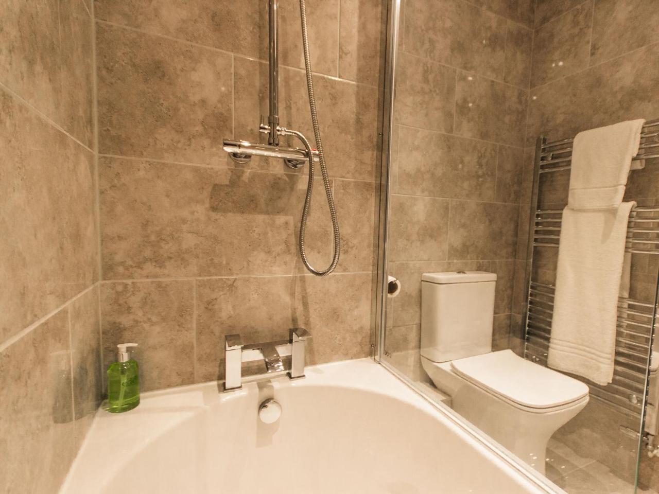 White Lion Hotel Крю Екстер'єр фото